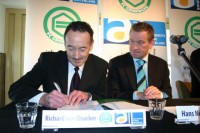 Theo Pijpers signe le contrat, à droite Hans Nijland - Photo Persbureau Ameland / Source: Persbureau Ameland