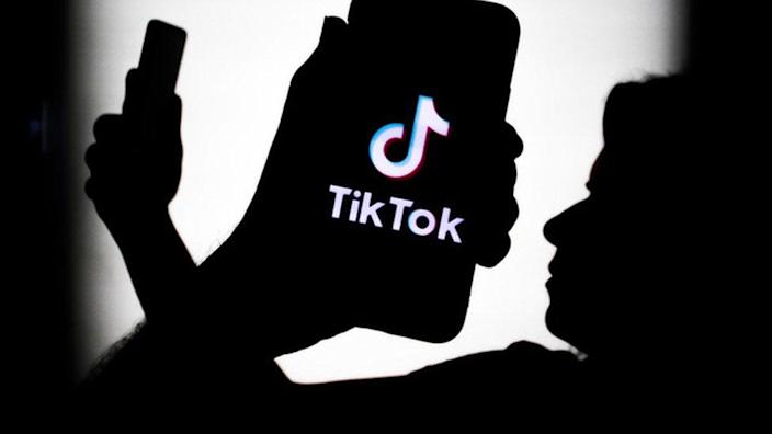 Logo TikTok sur un téléphone
