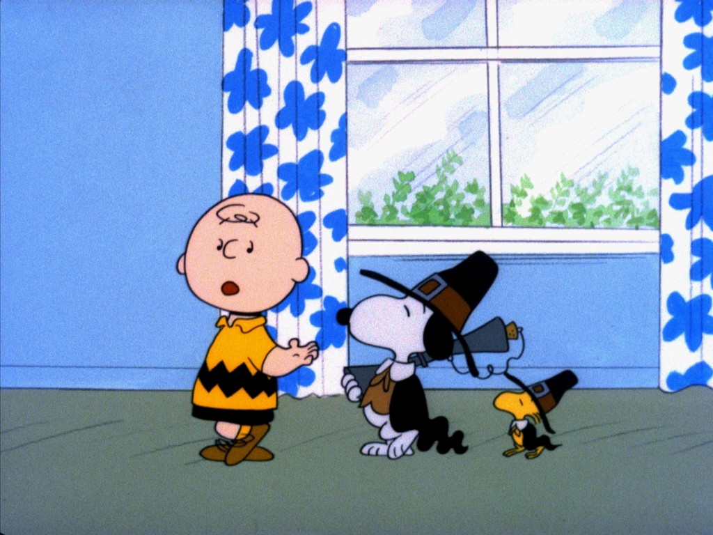 Charlie Brown se tient à côté de Snoopy et Woodstock. 