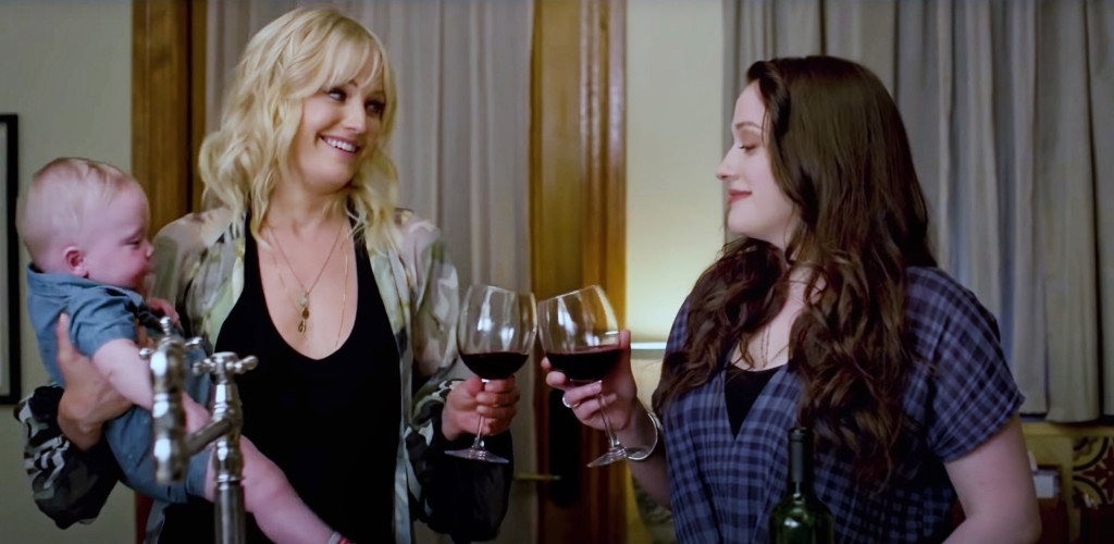 Malin Akerman et Kat Dennings trinquent à des verres à vin "Donner des amis." 