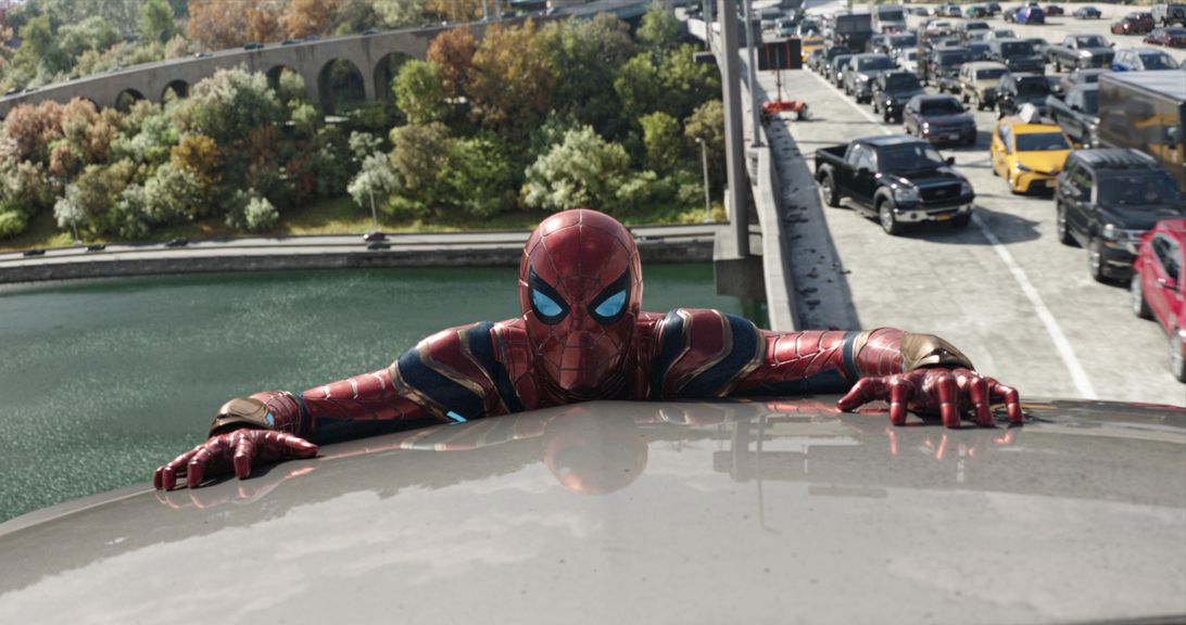 Spider-Man agrippe le toit d'un véhicule