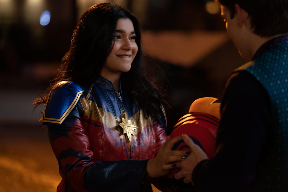 Kamala Khan prend le casque de son costume fait maison de Captain Marvel dans Ms. Marvel